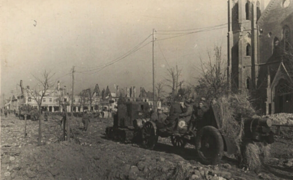 Восточная Пруссия. Советская тяжелая артиллерия проходит по улицам города Ширвиндт