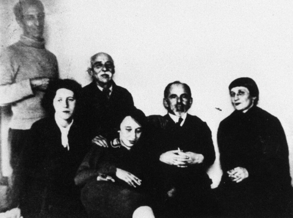 Справа налево: Анна Ахматова, Осип Мандельштам, Мария Петровых, Эмиль Мандельштам (отец поэта), Надежда Мандельштам (жена поэта), Александр Мандельштам (брат поэта)