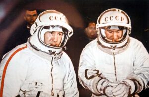 Pavel Belyaev and Alexei Leonov, two hours before the launch of the Voskhod‑2 spacecraft