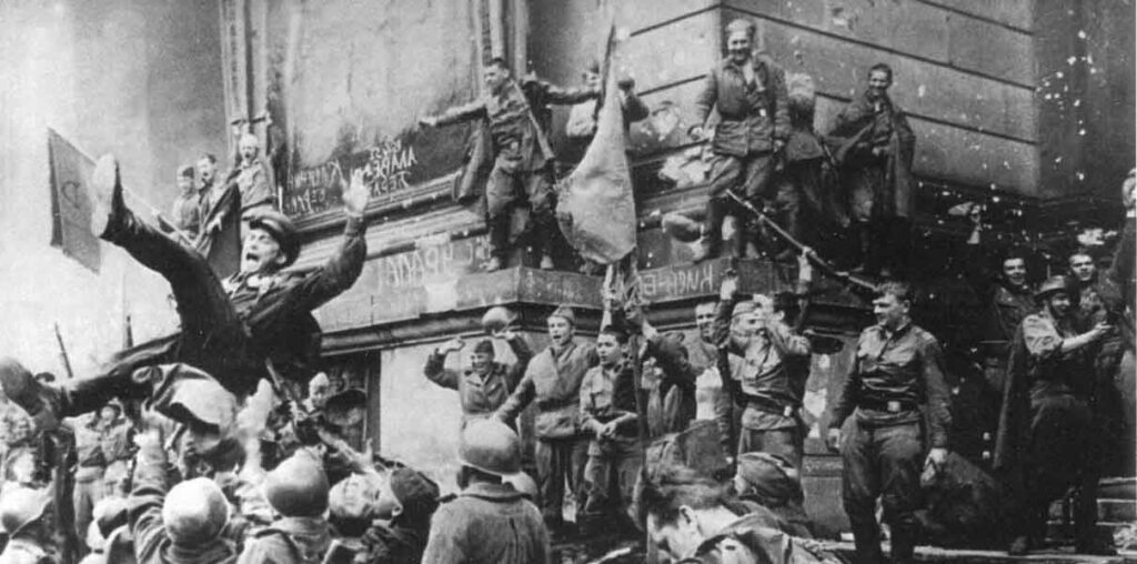Советские солдаты у здания Рейхстага в Берлине, май 1945 года