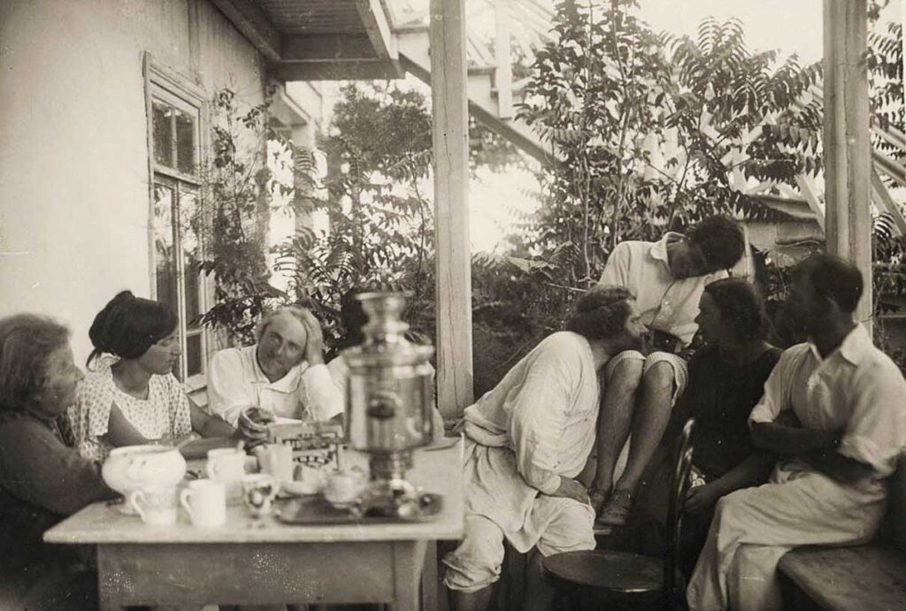 Mandelstam, debout à l’extrême droite, sur la véranda de la maison de Volochine à Koktebel. Juin–juillet 1916