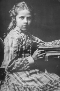 La jeune Olga Demidova, petite‑fille préférée du savant