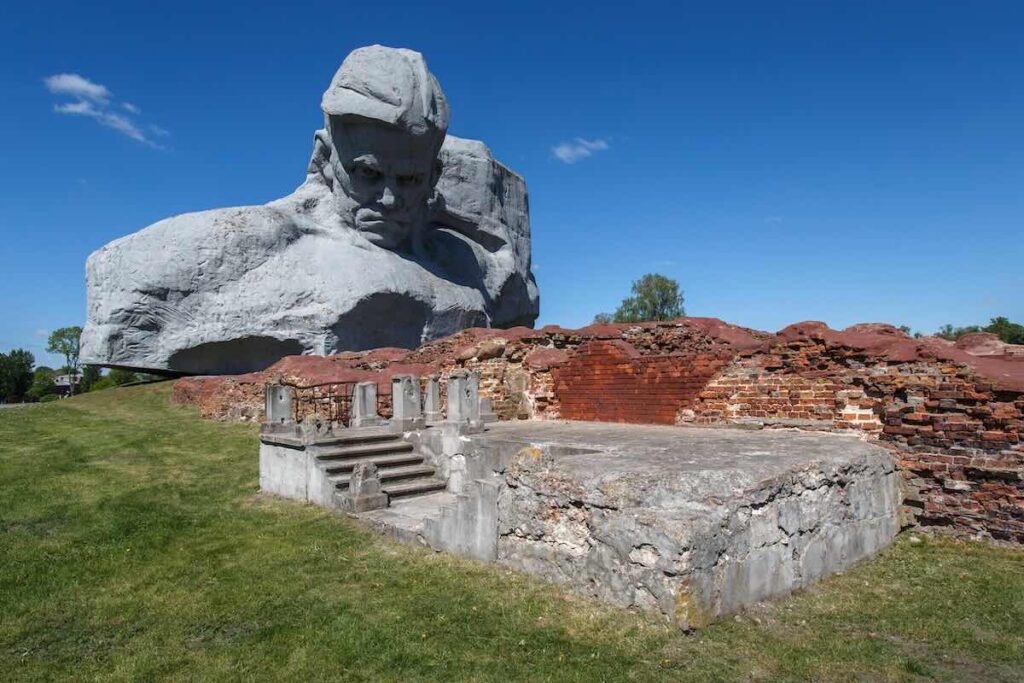 Монумент "Мужество" мемориального комплекса "Брестская крепость-герой"