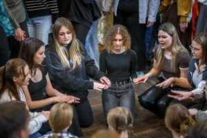 Поцелуйная игра «Бочка». Девушки сидят в центре круга. Когда припевка закончится, парни побегут целовать их