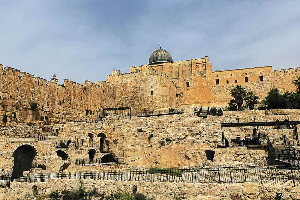 Les remparts de la Jérusalem antique et le dôme de la mosquée Al-Aqsa. Daniel, lui aussi, admira cette vue