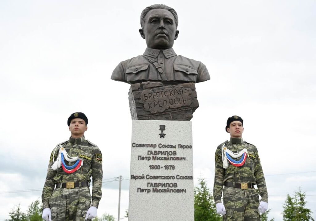 Памятник Герою Советского Союза Петру Михайловичу Гаврилову