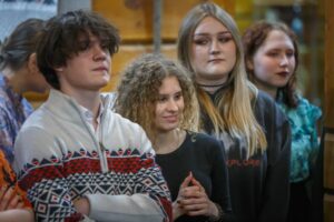 Современная молодежь с интересом приобщается к традиции