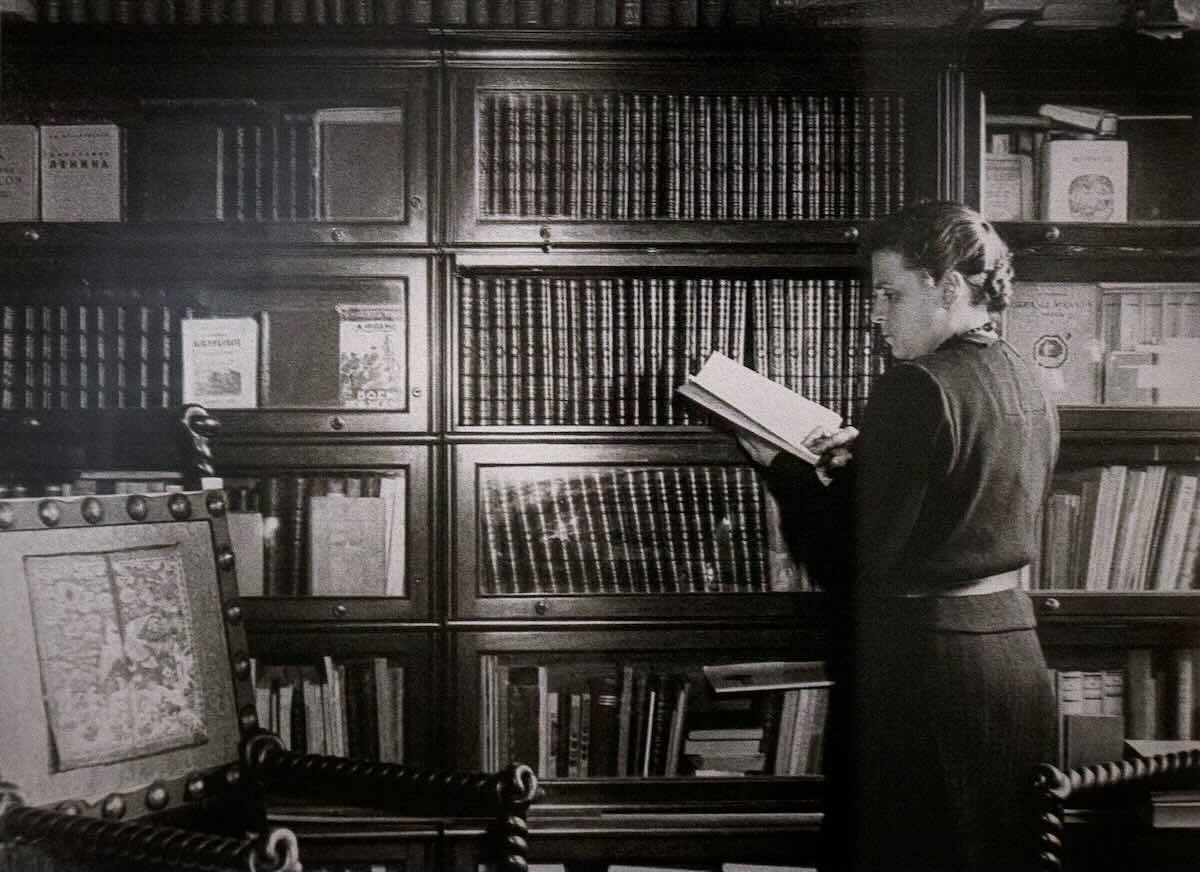 Вера Игнатьевна в библиотеке. Фото 1940-х годов