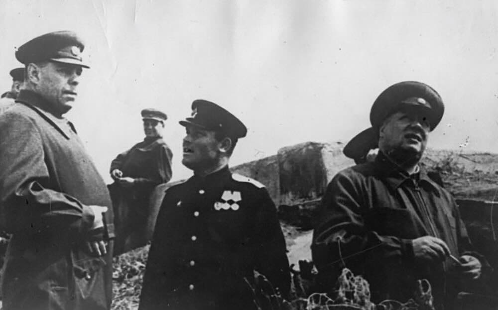 А.М. Василевский (слева) и командующий 4-м Украинским фронтом Ф.И. Толбухин (справа) на командном пункте
