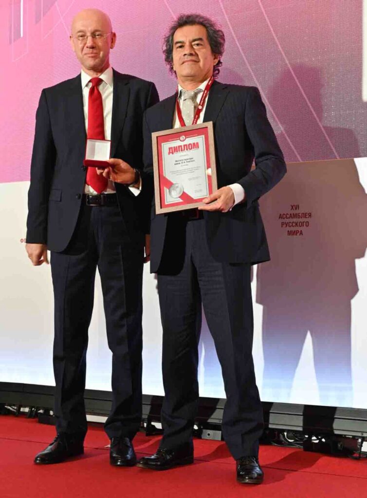 Rubén Darío Flórez Arcila recibe una medalla y un diploma de la Fundación Russkiy Mir por su destacada contribución a la promoción de la lengua rusa en la República de Colombia durante la XVI Asamblea Russkiy Mir. Noviembre de 2024. Foto: Andrey Semashko.
