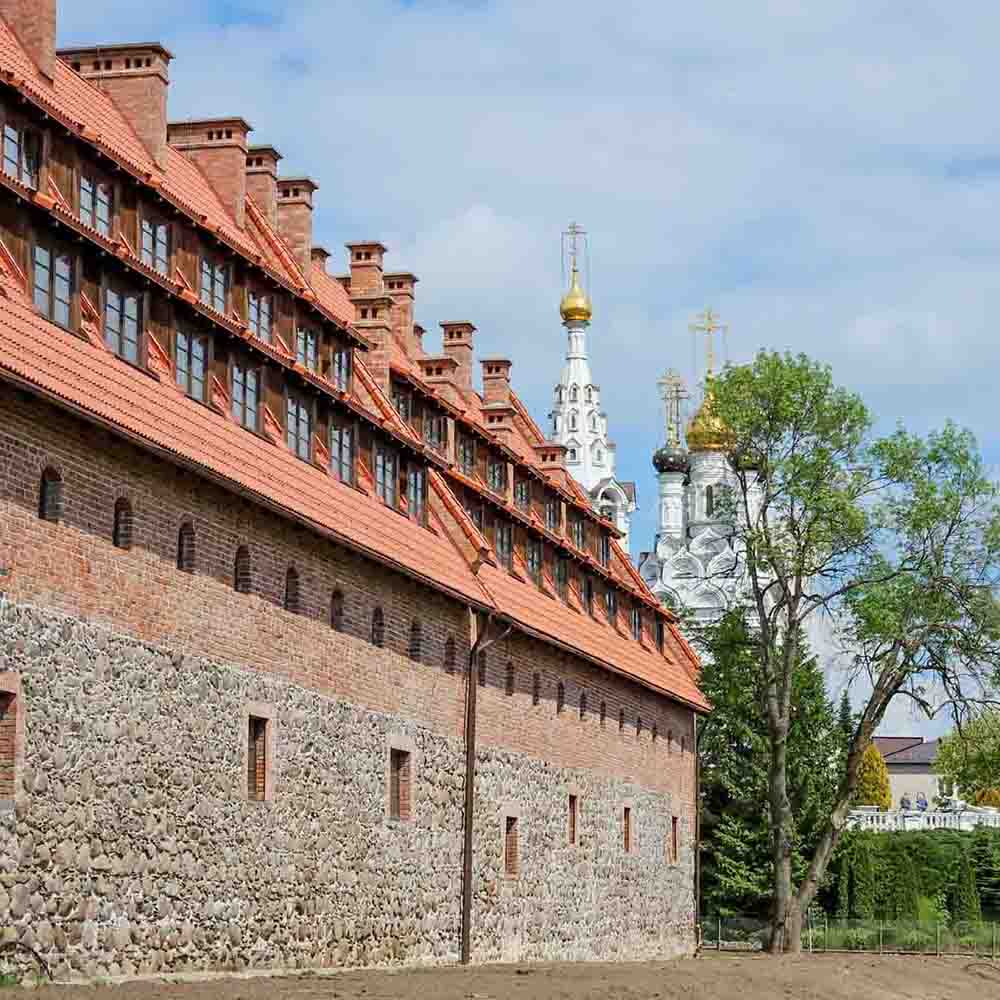 Багратионовск. На фото – форбург замка Прейсиш-Эйлау, а за ним – храм Святых мучениц Веры, Надежды, Любови и матери их Софии