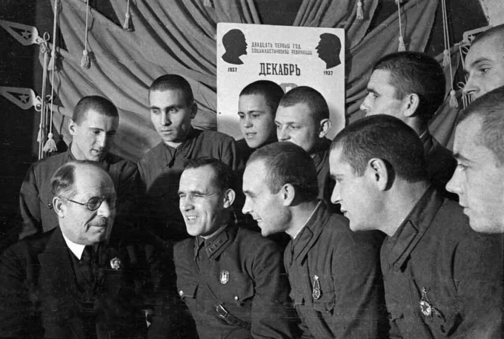 Nikolai Burdenko (first row, far left) meeting soldiers of the Proletarian Division