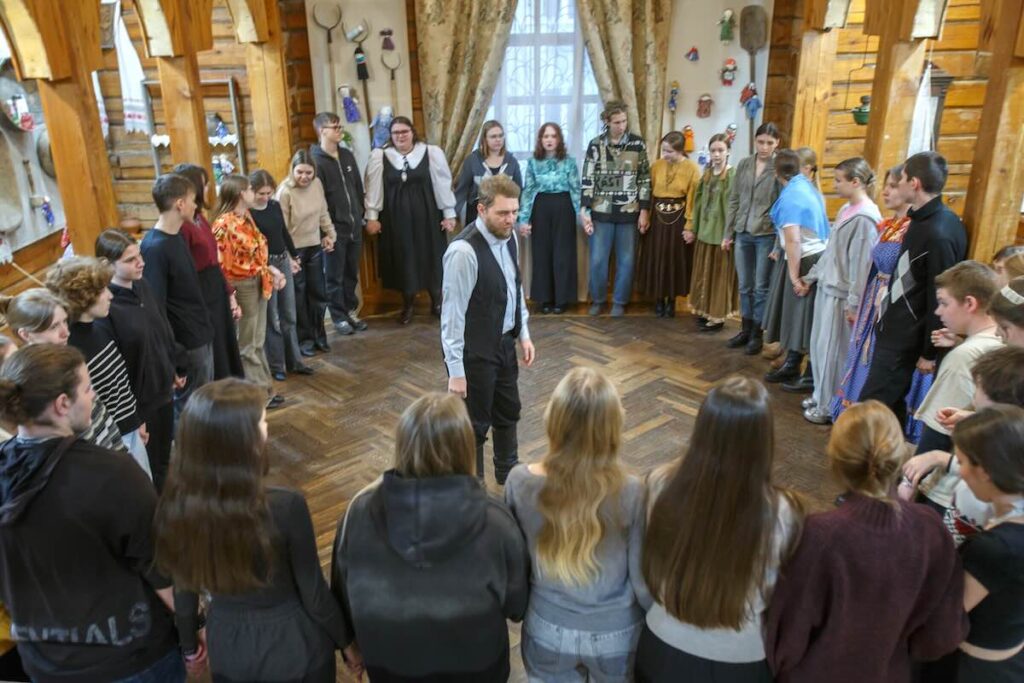 The vechorka kicks off with the game "Dudar" (The Piper)
