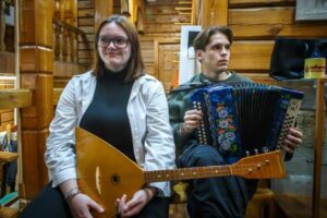 What would a vechorka be without musicians?