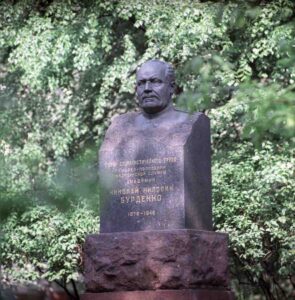 Monument to Academician Nikolai Burdenko in Moscow. Sculptor: S.D. Merkurov