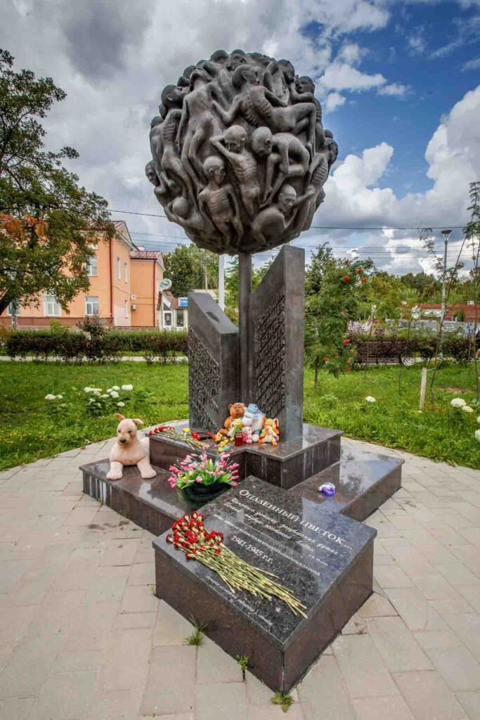 «Опаленный цветок» – памятник детям, узникам фашистских лагерей. Автор – Александр Парфенов