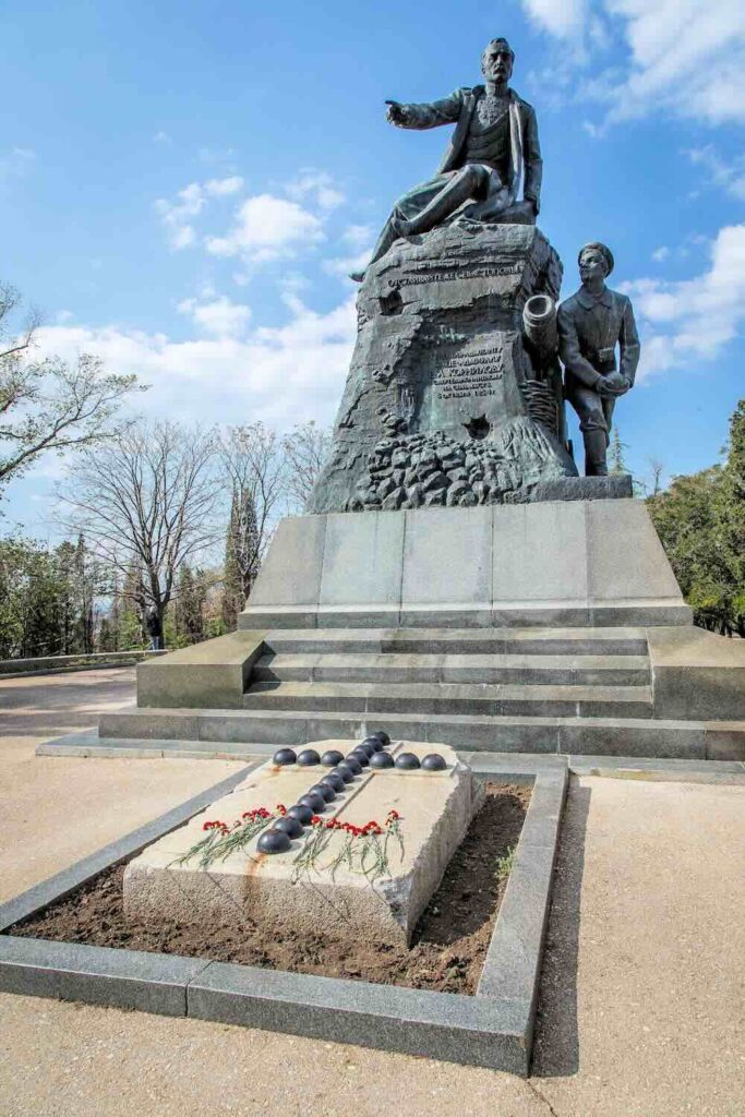 Monument to Vice Admiral Vladimir Kornilov on Malakhov Kurgan. Sculptor: I. Schroeder
