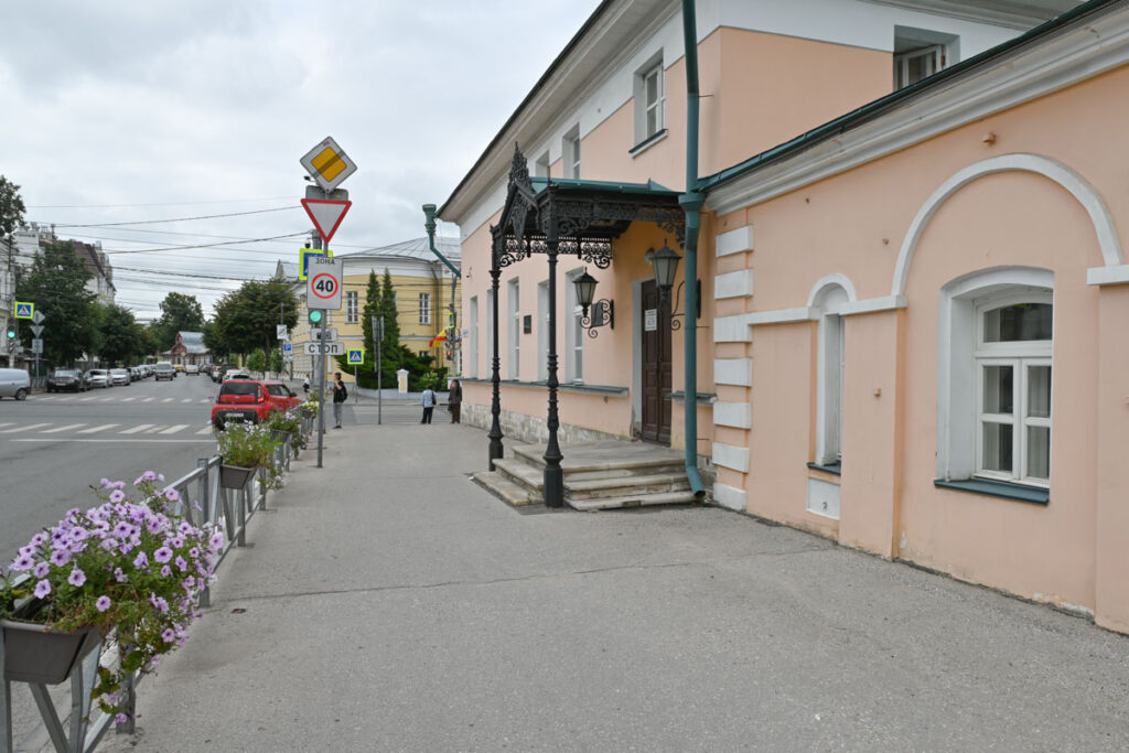 Этот дом в центре города маменька заботливо сняла для сына Миши, когда тот получил назначение на должность рязанского вице-губернатора