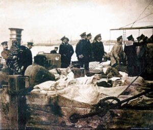Evacuación de los heridos al crucero *Admiral Makarov*. Del archivo personal de N. I. Evgénov.