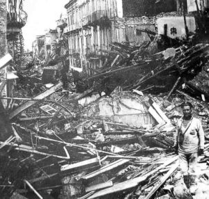 Un marinero ruso retira escombros tras el terremoto de Mesina. Del archivo personal de N. I. Evgénov.