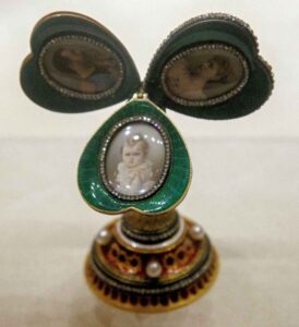 Una sorpresa de un huevo de Pascua perdido de 1897 que incluye miniaturas de la pareja imperial y de su primera hija, Olga. Foto: Alexander Bury.