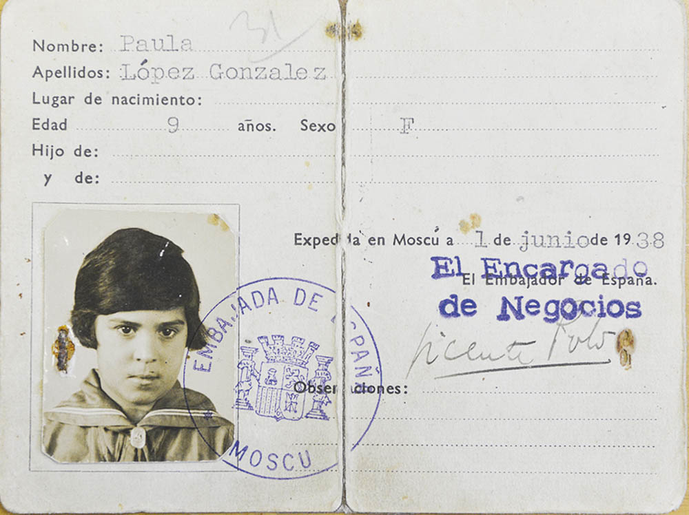 Paulita López llevó al centro el original de su documento de identidad de refugiada