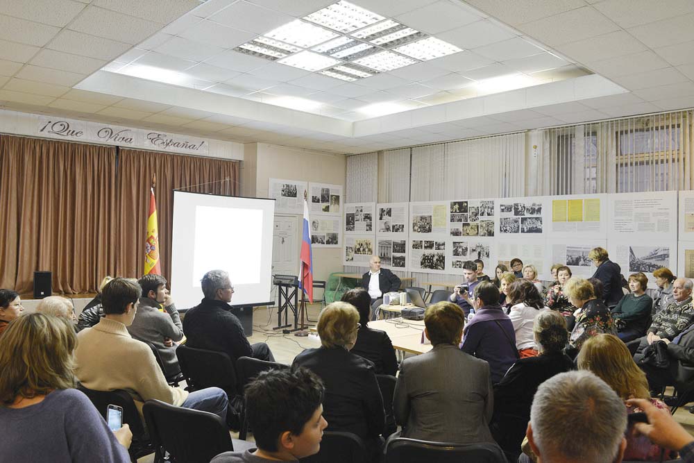 En el Centro Español se respira un ambiente muy variado: aquí, una pequeña conferencia…