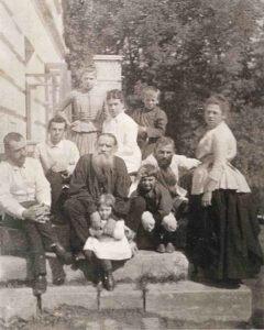Lev Tolstói junto a su mujer y sus hijos. Yásnaia Poliana. Foto de S.A. Tolstói, 1887