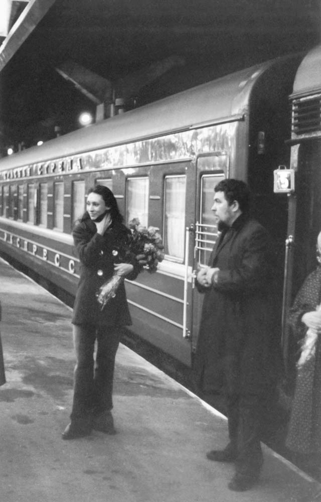 Эту фотографию, сделанную у поезда «Красная стрела» в 1975 году, Валентина Ганибалова называет типичной, хорошо отражающей их семейную жизнь с Саввой Ямщиковым
