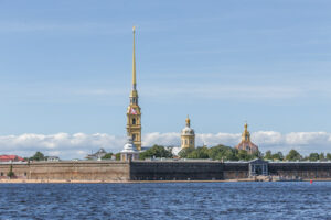 «Над Петропавловскою башней смыкает время узкий круг»