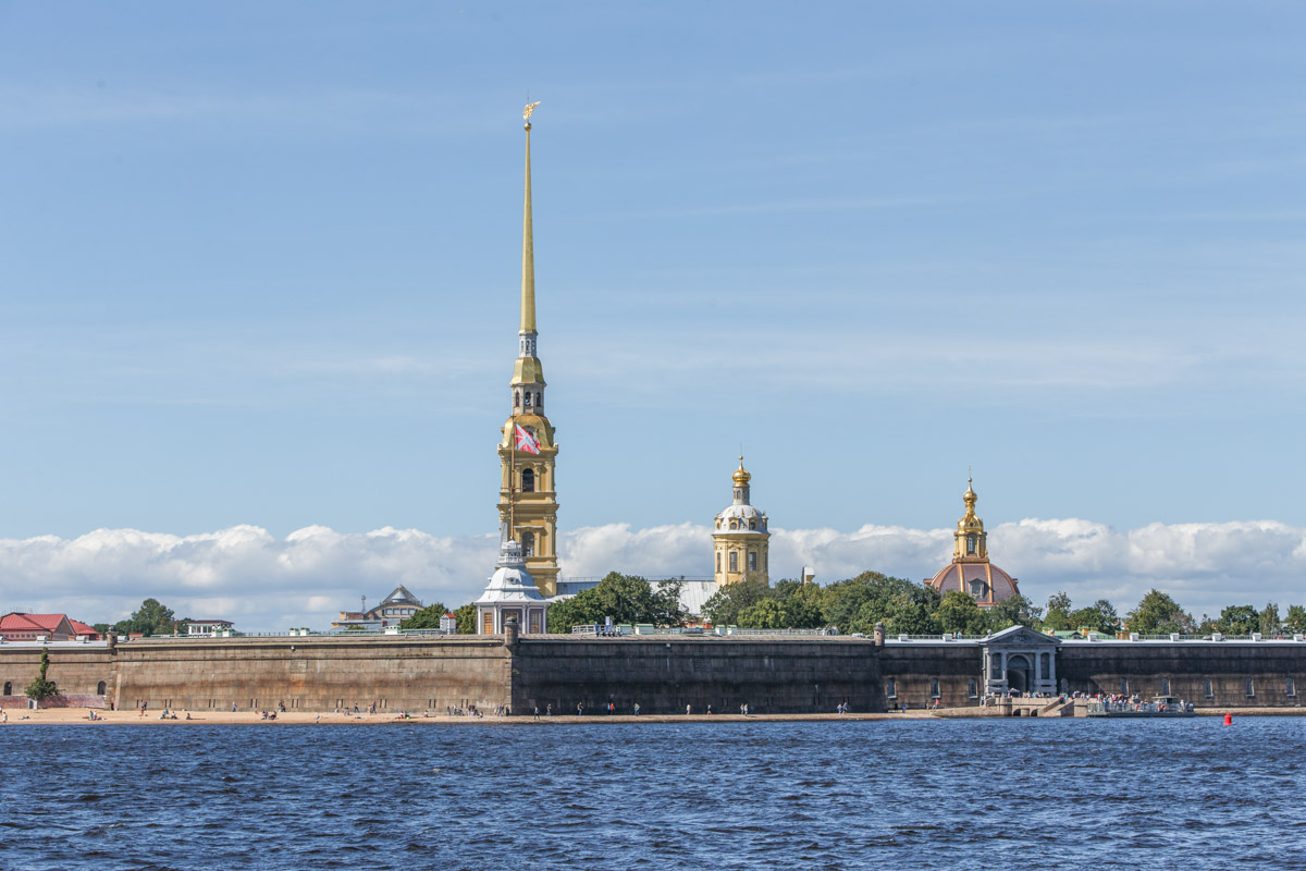 Когда-то Петропавловская крепость нагоняла на горожан страх, сегодня это одно из любимых мест для безмятежных прогулок. Фото Александра Бурого