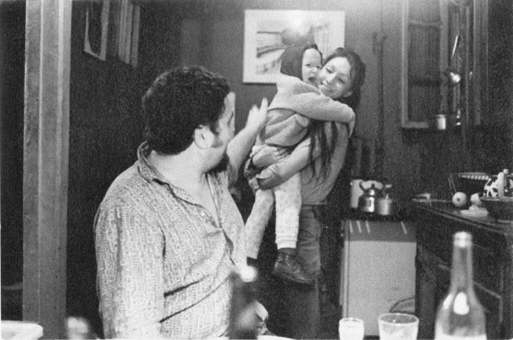 Савва и Валентина с маленькой Марфой в мастерской Ямщикова. 1975 год