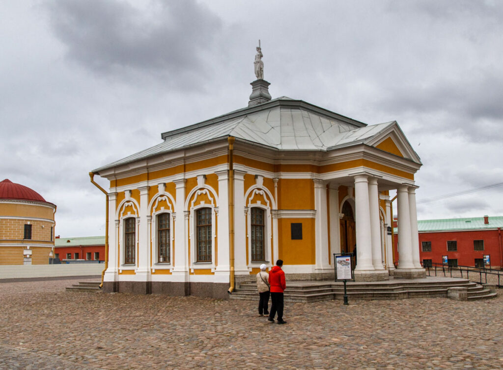 Ботный дом венчает аллегория Навигации. Фото Александра Бурого