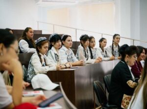 Многие студенты отдали предпочтение своим национальным костюмам