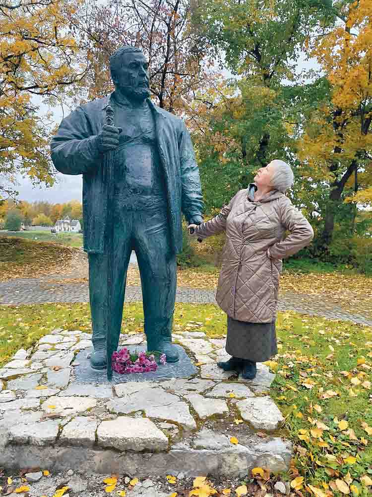 У памятника Савве Ямщикову, защитнику Псковской земли. Псков. 2024 год