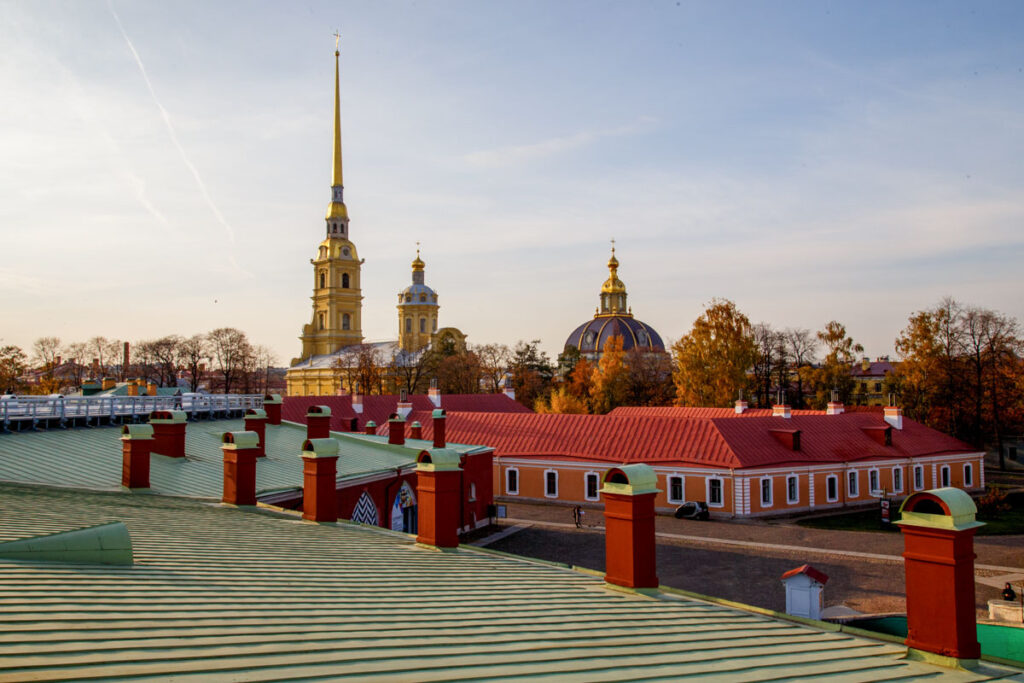 С этих крыш любил глядеть на Петропавловку Бродский. Фото Александра Бурого