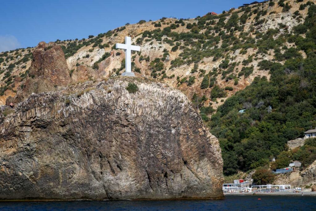 На этой скале, согласно преданию, моряки обрели икону Святого Георгия