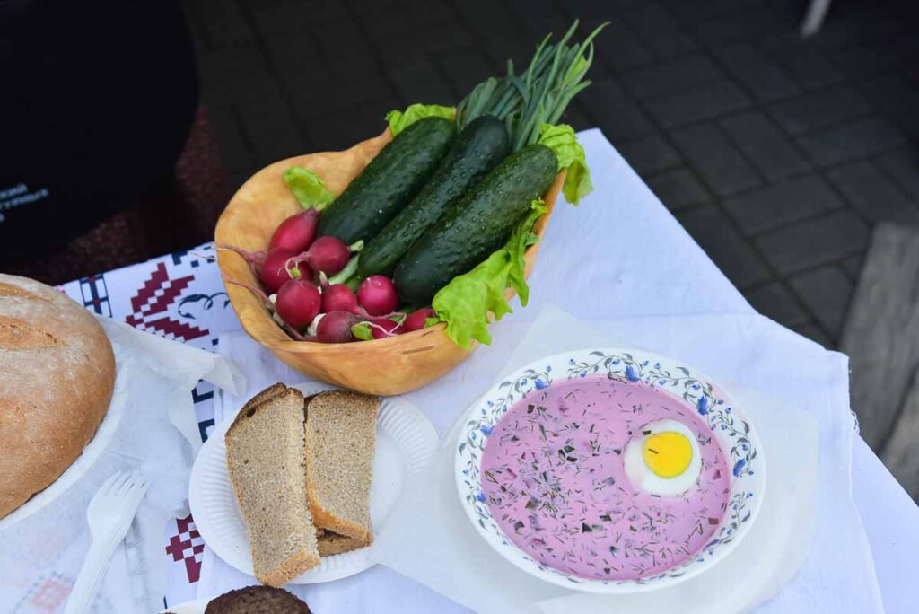 Le kholodnik biélorusse (soupe froide) tombe à point sous le soleil sibérien