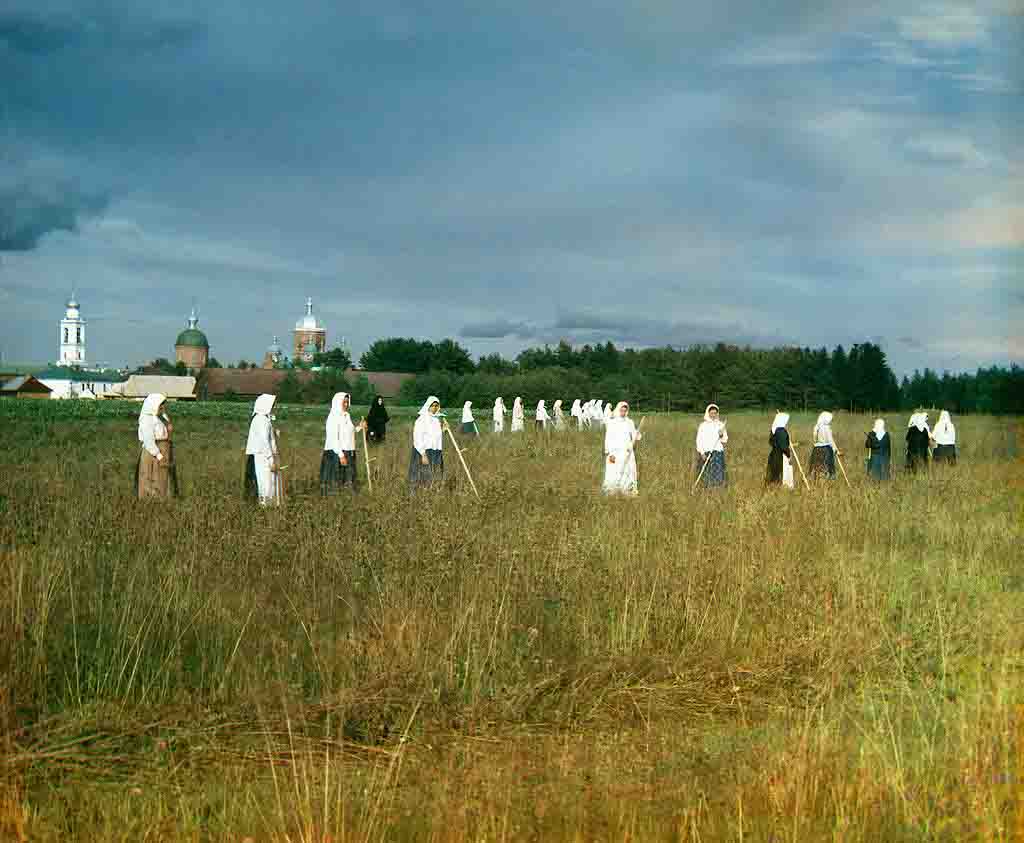 Монастырский сенокос (Леушинский монастырь). 1909 год. Монастырь затоплен водами Рыбинского водохранилища. Фото: Сергей Прокудин-Горский