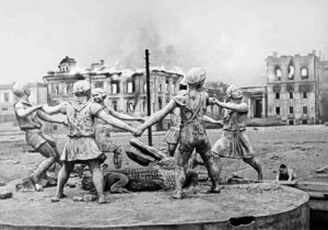 Фонтан «Детский хоровод» в Сталинграде после налета немецкой авиации. Фотография Эмманула Евзерихина