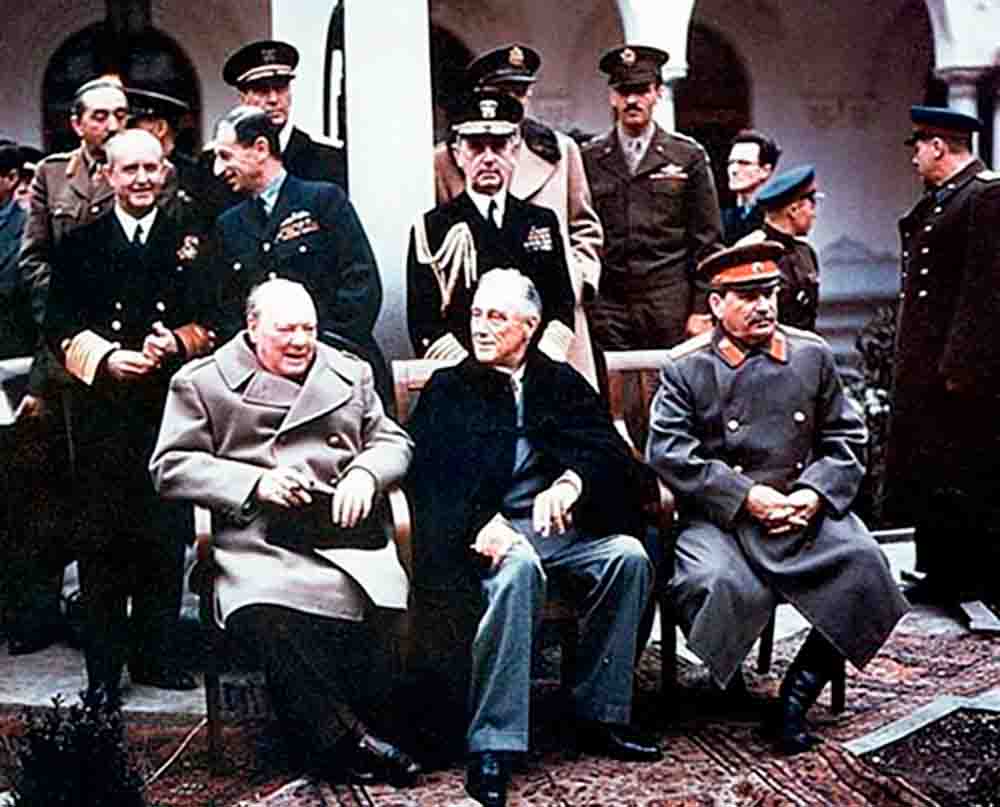 Черчилль, Рузвельт и Сталин у Ливадийского дворца. Февраль 1945 года