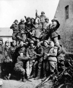 Встреча советских и американских солдат в германском городе Гриебо. 6 мая 1945 года