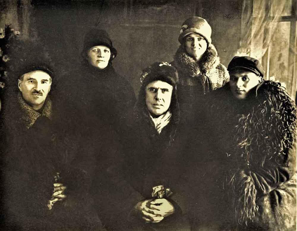 De izquierda a derecha: el agrónomo Letien, la doctora Sofia Davidovskaya, Theodore Dreiser, Ruth Kennell y un guía local. Stalino (actual Donetsk), 1927