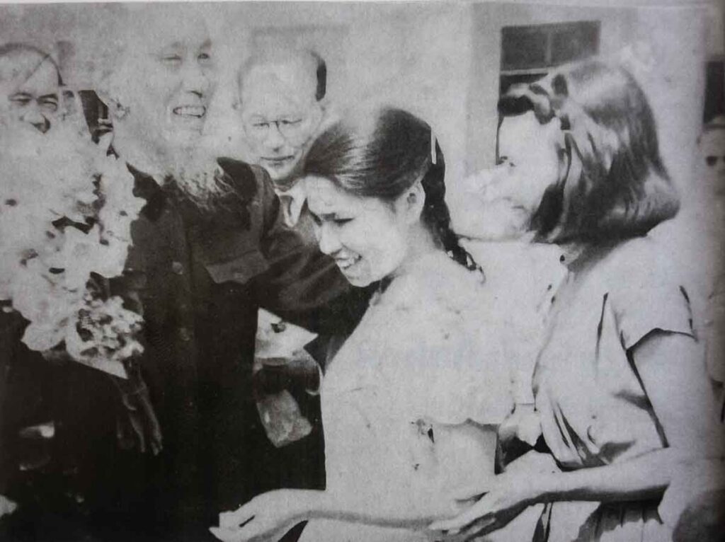 Nga presents flowers to Ho Chi Minh during the visit of the leader of North Vietnam to Moscow in 1955.
