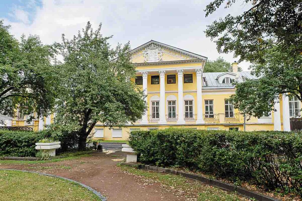 The People’s Commissariat for Nationalities (Narkomnats) was located in Count Sollogub’s house on Povarskaya Street, where Marina Tsvetaeva worked for almost six months