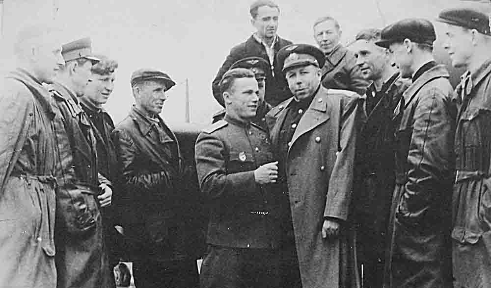 Семен Лавочкин и летчик-истребитель Иван Кожедуб среди сотрудников завода № 21