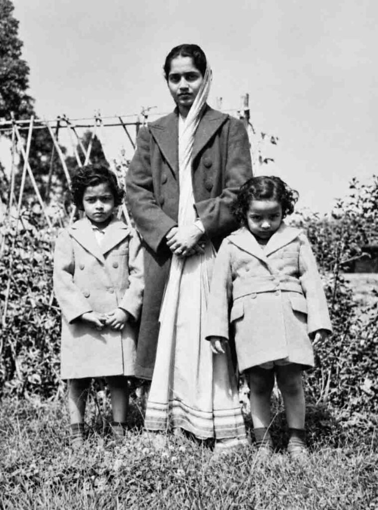 Achala con su madre, Leela, y su hermana, Aloka. Año 1947. Archivo personal de Achala Moulik.