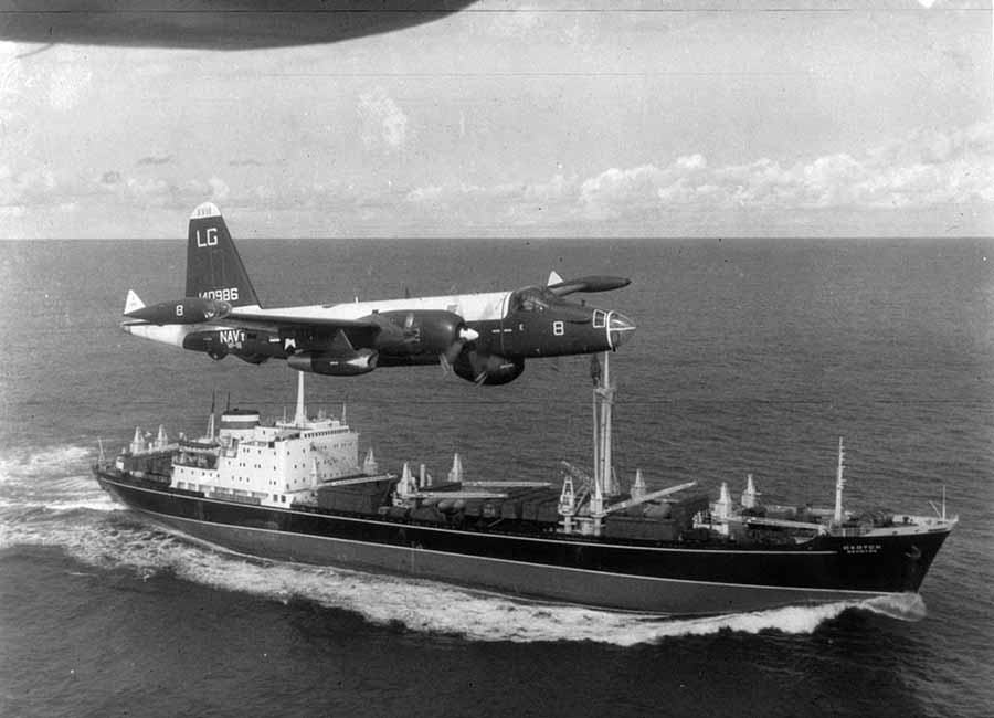 Американский патрульный самолёт P2V Neptune пролетает над советским грузовым судном во время Кубинского ракетного кризиса, 1962 год