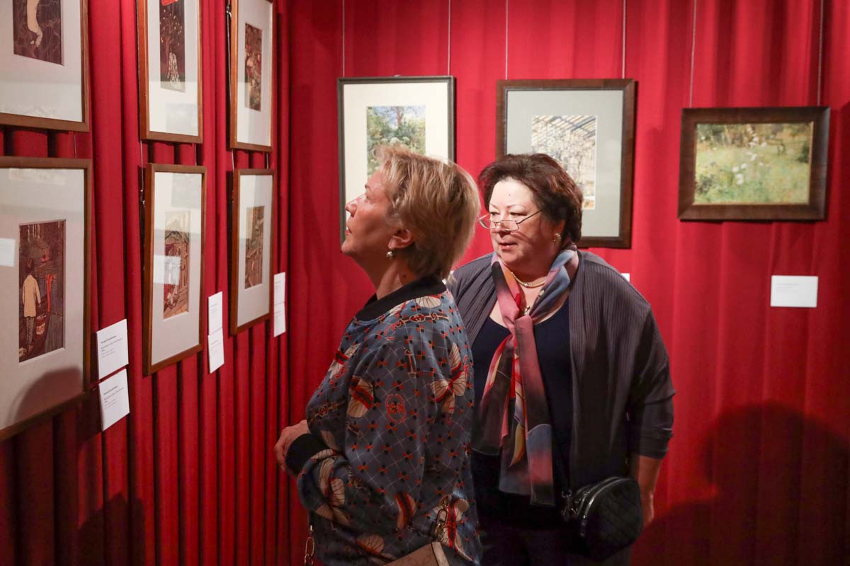 На стене – иллюстрации к сказкам «Иванушка-дурачок» и «Сынко-Филипко» Е.Д. Поленовой. 1890-е годы